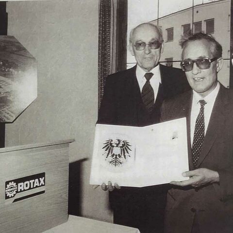 Karl Pötzlberger with the certificate on the occasion of the company being awarded the Austrian National Coat of Arms, 1983 (BRP-Rotax)