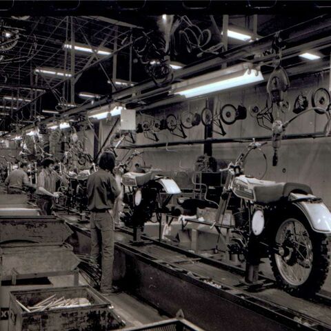 Can-Am assembly line, 1970s (Archives, Museum of Ingenuity J. Armand Bombardier)