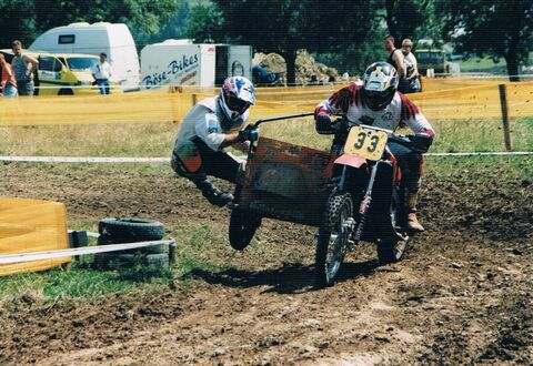 Norbert Degenhardt and co-driver Carsten Bachmann, 1998, using full body strength (Copyright: Motorradsport Degenhardt)