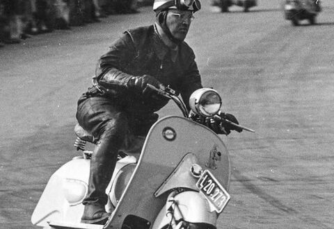 At a special race for Lohner Roller in Linz, anything that is motorized is raced – even the Lohner L 98 with a mere 2.25 HP. Seen here is journalist Dr. Helmut Krackowitzer. (Copyright: Motorrad-Literatur- und Bildarchiv Prof. Dr. Helmut)