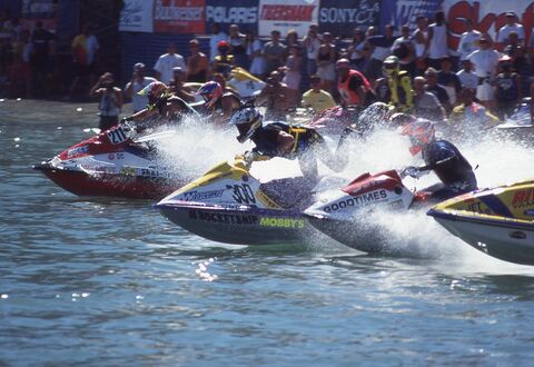 The start of a Runabout race at Lake Havasu, with assistants holding their drivers’ craft in position. (Copyright: Chris Lauber)
