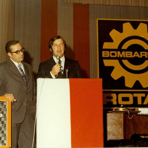 CEO Karl Pötzlberger and Bombardier CEO Laurent Beaudoin on the occasion of the takeover, 1970 (Archives, Museum of Ingenuity J. Armand Bombardier)