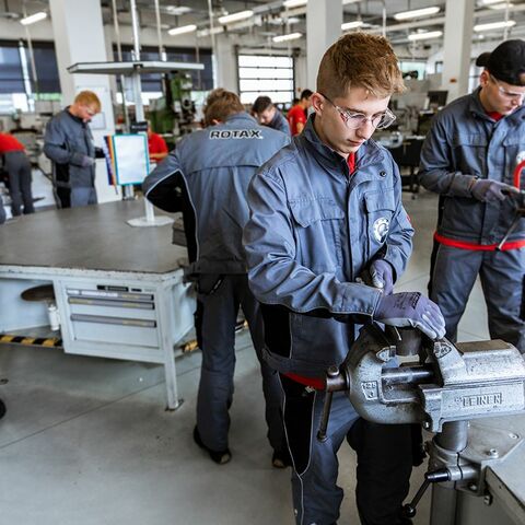 Learning together – Rotax apprentices collaborate on work (BRP-Rotax)