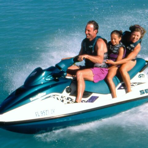 The “water sleds” not only enjoy success in sporting competitions; they are also trendsetters in the leisure sector, where they cause a sensation. Pictured here is the Sea-Doo GTi from 1998. (Archives, Museum of Ingenuity J. Armand Bombardier)