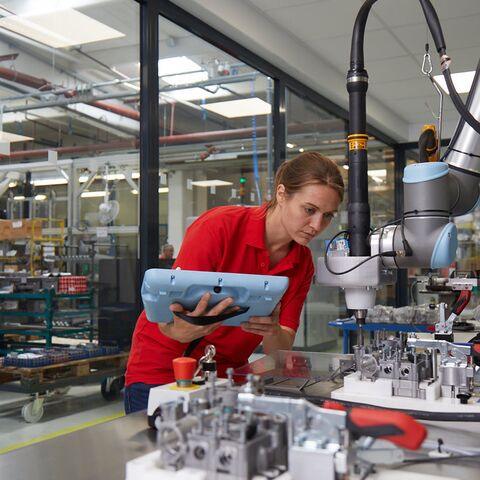Collaborative robots assist staff at redesigned production workstations.(BRP-Rotax)