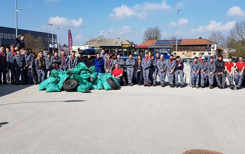 Working together to protect the environment, 2019: 62 apprentices, their trainers and members of the CSR team collect garbage that has built up over the winter as part of a 2019 hallway cleaning campaign.(BRP-Rotax)